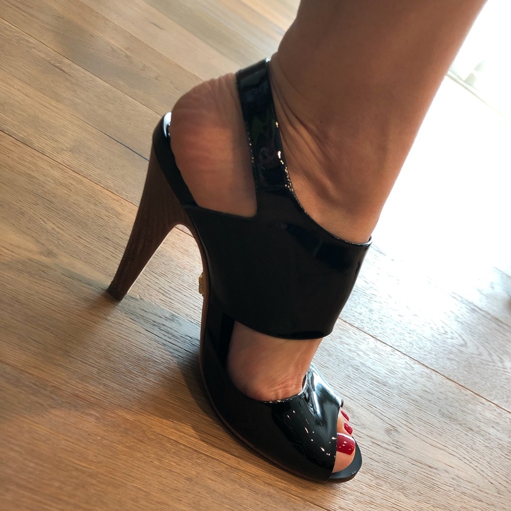 🔹BCBGMAXAZRIA  Black lacquer sandals, Size 7